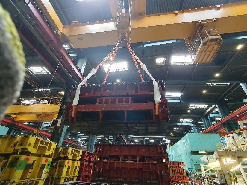 Élingues textiles utilisées pour lever un outillage sur un site industriel automobile